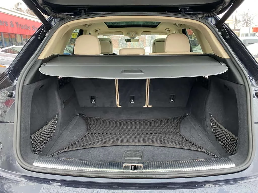 Audi Q5 * 2.0T | Technik | Panoramic Sunroof * CARFAX * ЦЕ - изображение 9