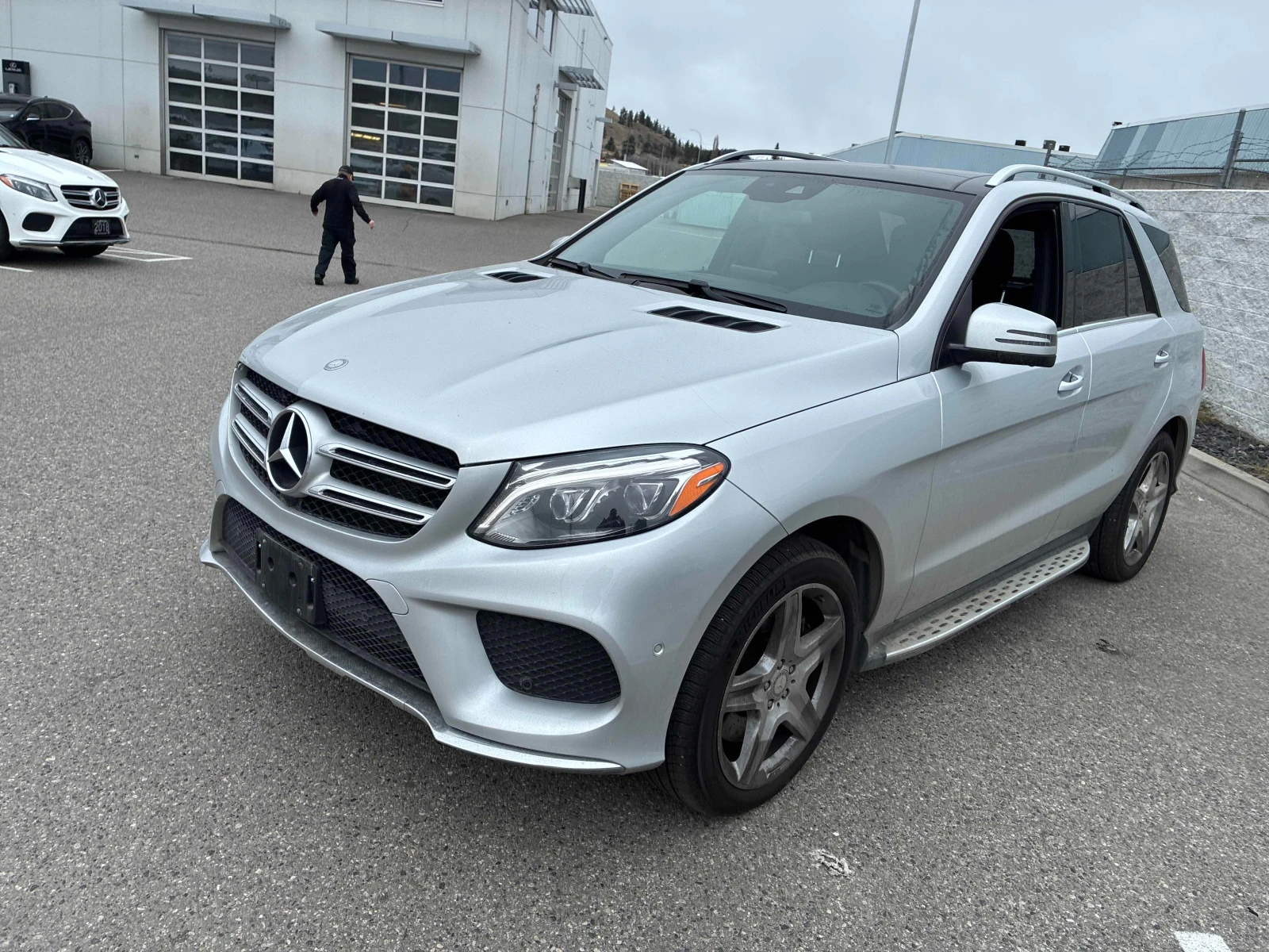 Mercedes-Benz GLE 400 4MATIC* HARMAN/KARDON* * 360КАМЕРИ* , снимка 2 - Автомобили и джипове - 53810881