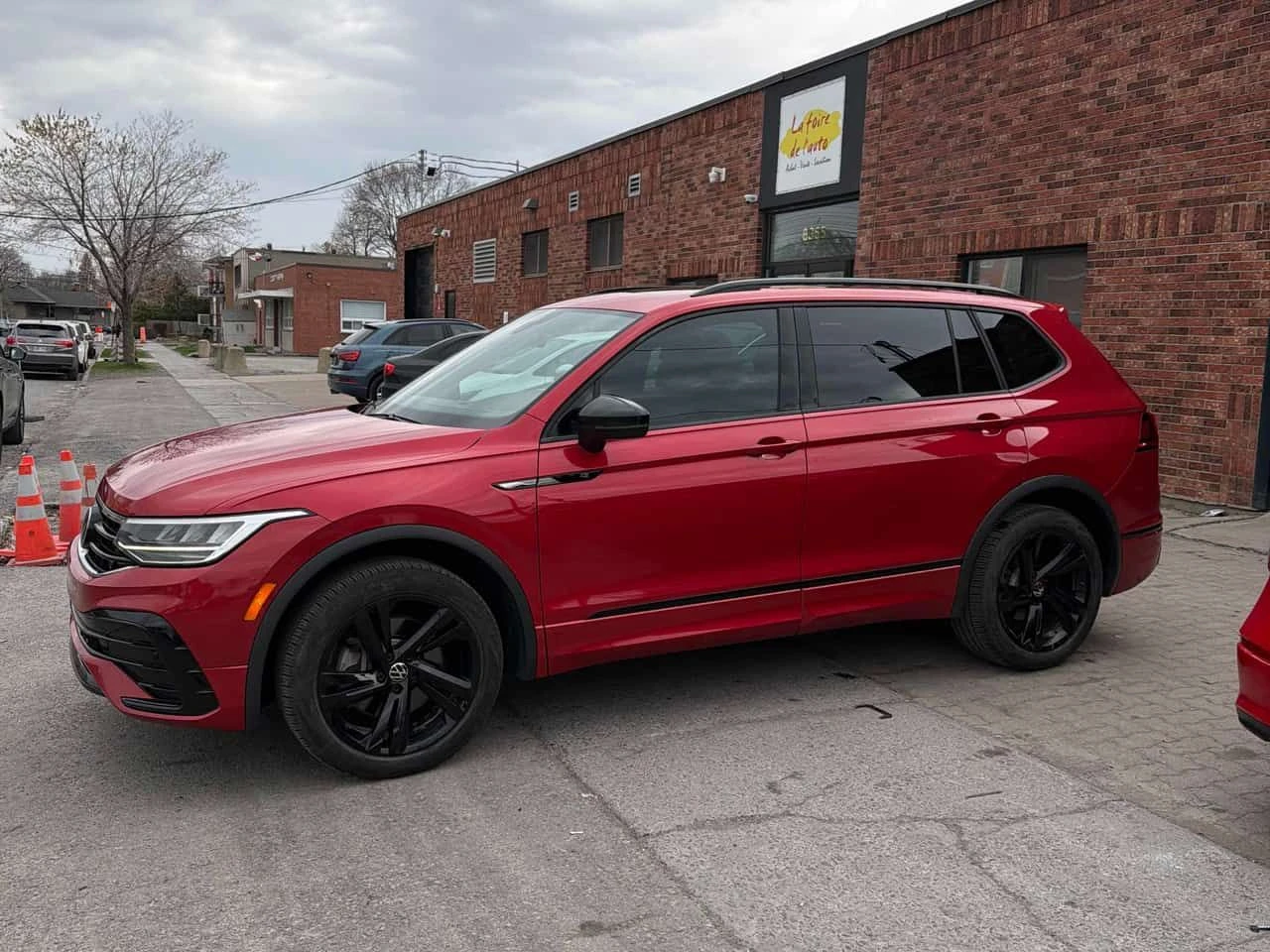 VW Tiguan  | R Line Black Edition | 2.0L | LED | КОЖА | , снимка 2 - Автомобили и джипове - 54367724