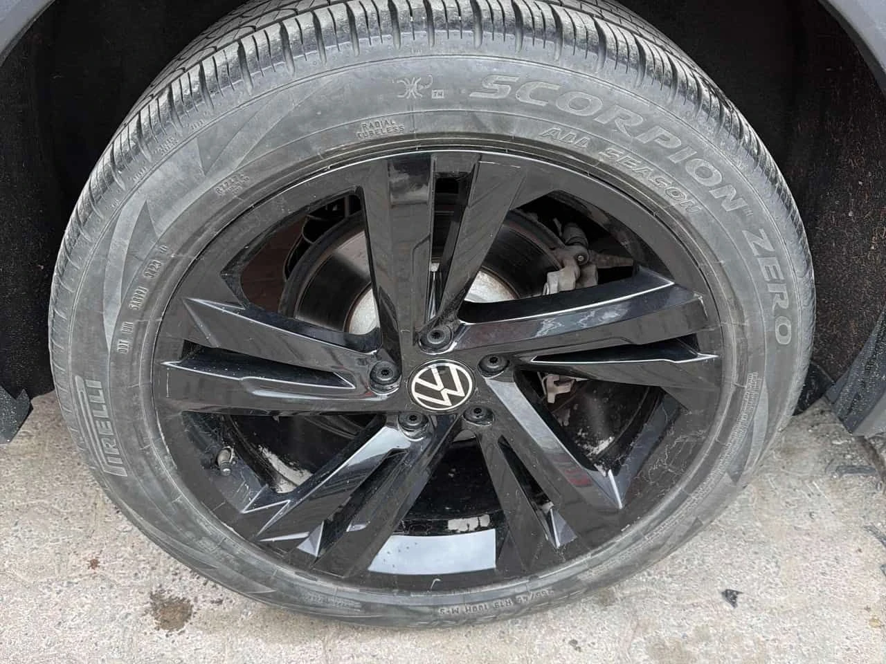 VW Tiguan  | R Line Black Edition | 2.0L | LED | КОЖА | , снимка 6 - Автомобили и джипове - 54367724