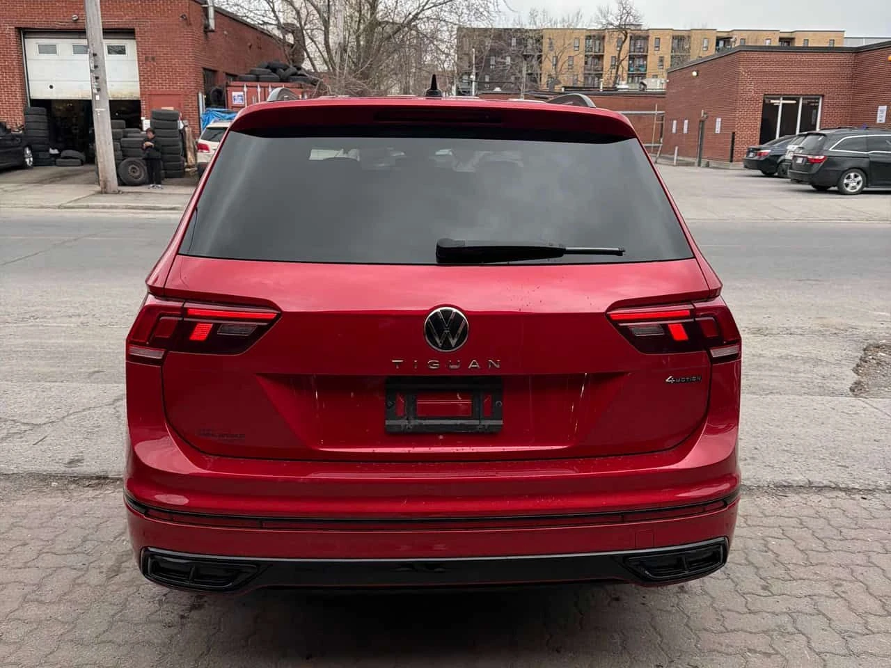 VW Tiguan  | R Line Black Edition | 2.0L | LED | КОЖА | , снимка 4 - Автомобили и джипове - 54367724