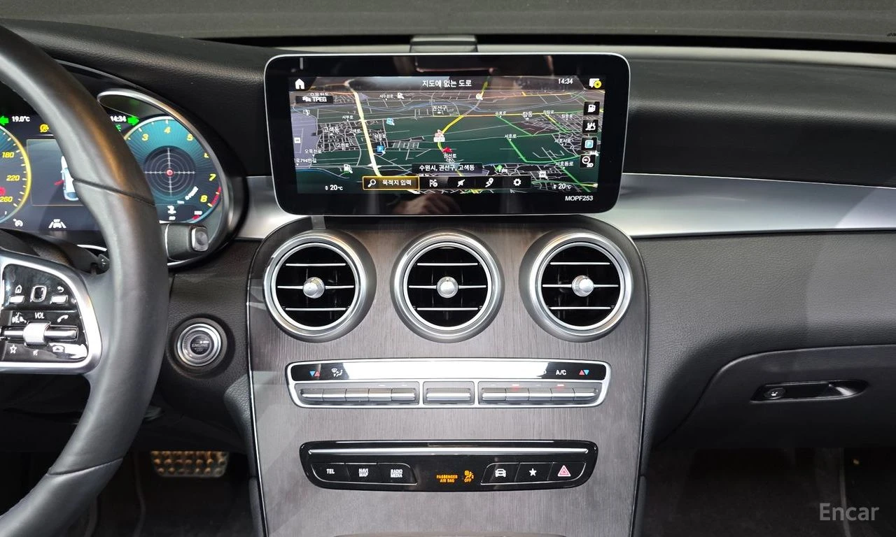 Mercedes-Benz GLC 300 AMG* LINE* COUPE* ПОДГРЕВ* ХЕДЪП* LANE* ASSIST* , снимка 9 - Автомобили и джипове - 55559679
