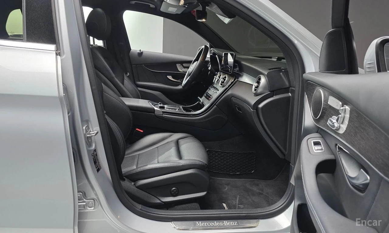 Mercedes-Benz GLC 300 AMG* LINE* COUPE* ПОДГРЕВ* ХЕДЪП* LANE* ASSIST* , снимка 14 - Автомобили и джипове - 55559679