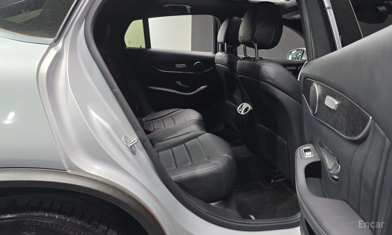 Mercedes-Benz GLC 300 AMG* LINE* COUPE* ПОДГРЕВ* ХЕДЪП* LANE* ASSIST* , снимка 15 - Автомобили и джипове - 55559679