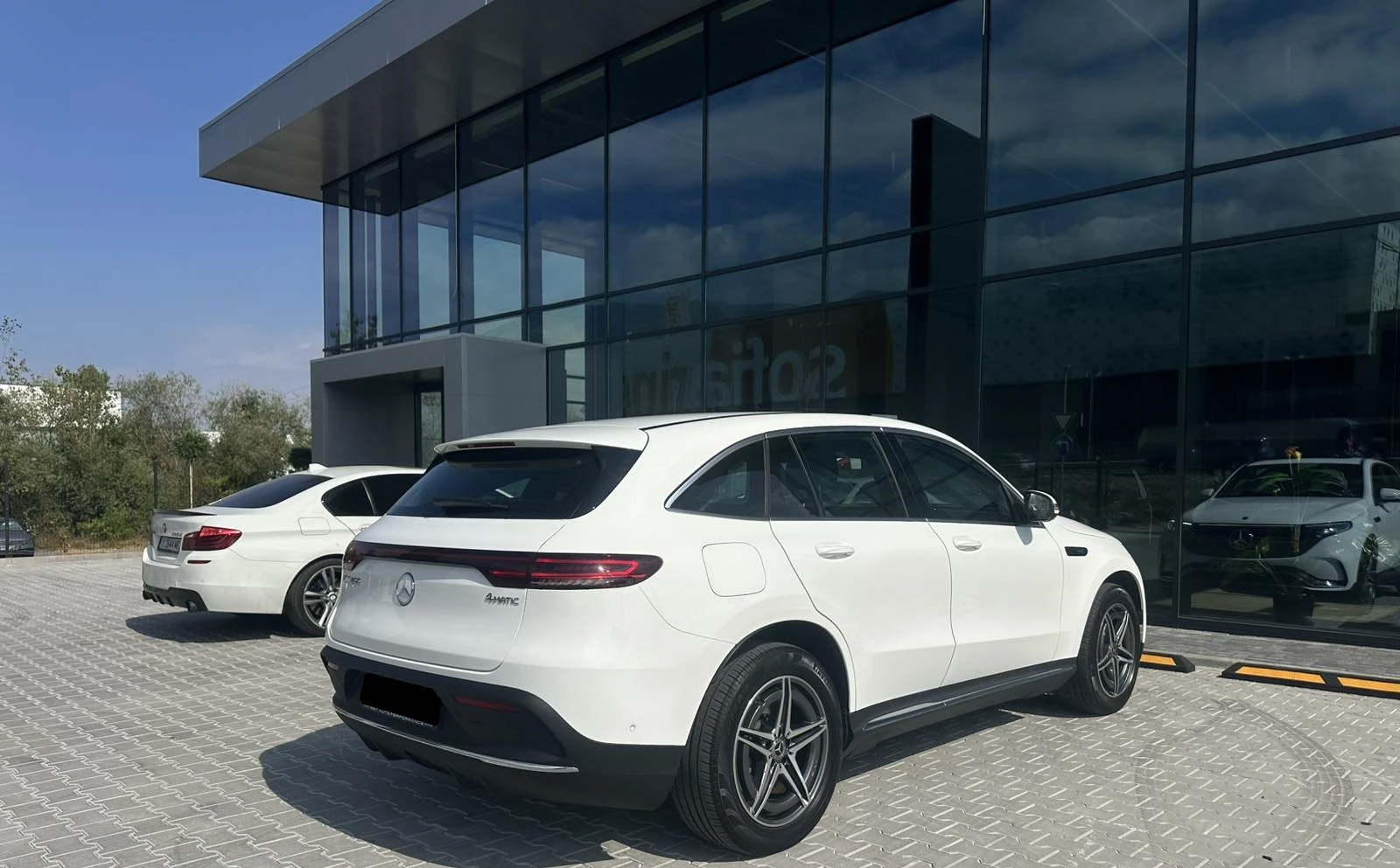 Mercedes-Benz EQC 400 4Matic AMG Line = MGT Select 2 = , снимка 2 - Автомобили и джипове - 55735320
