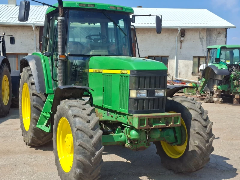 Трактор John Deere 6910