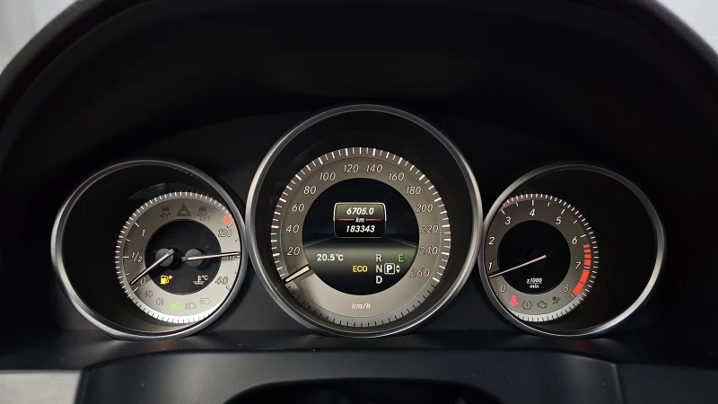 Mercedes-Benz E 200, снимка 7 - Автомобили и джипове - 52571903