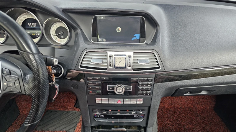 Mercedes-Benz E 200, снимка 15 - Автомобили и джипове - 52571903