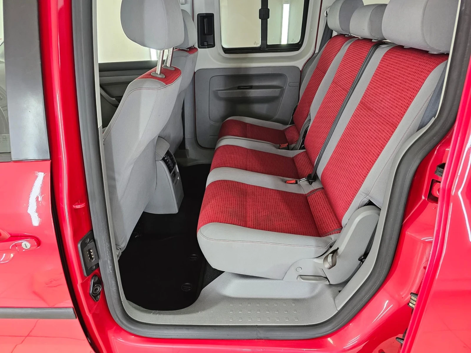 VW Caddy Maxi - изображение 9
