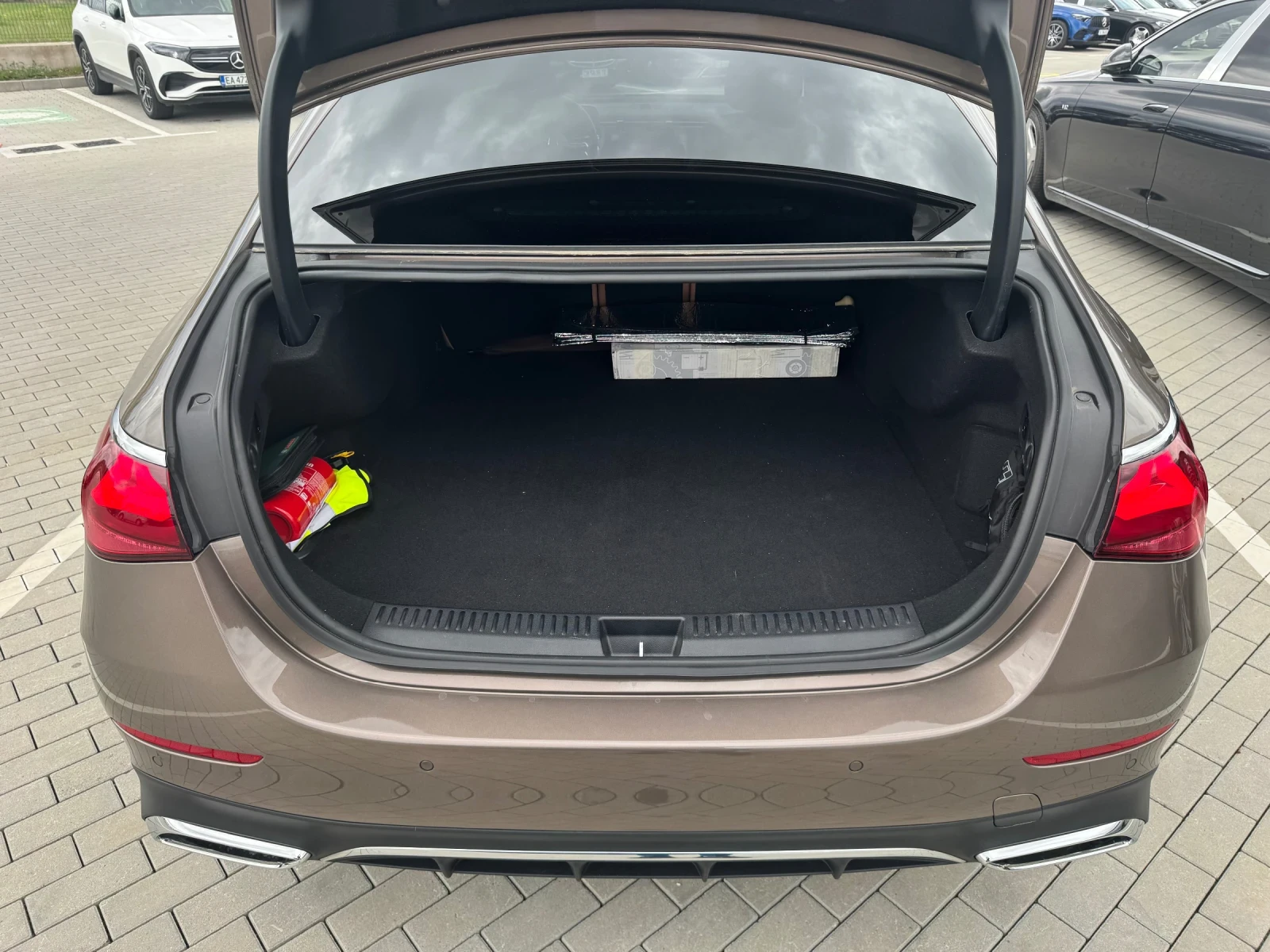 Mercedes-Benz E 400 e Plug-in/4MATIC/MBUX Hyperscreen/Softclose, снимка 8 - Автомобили и джипове - 53978803