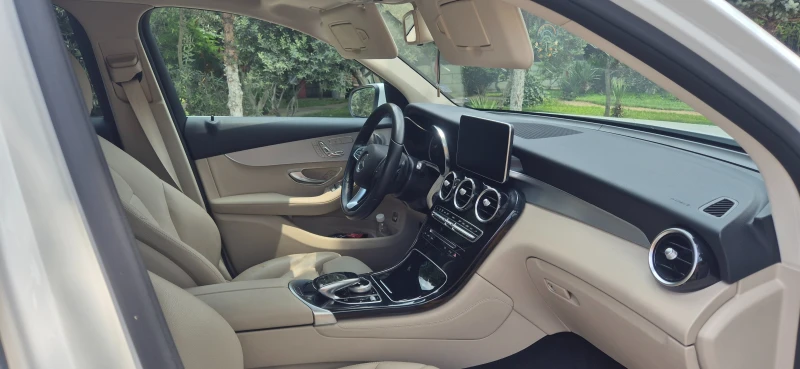 Mercedes-Benz GLC 300  * AMG pack * Keyless * Burmester * 9G-tronic * , снимка 7 - Автомобили и джипове - 52905946