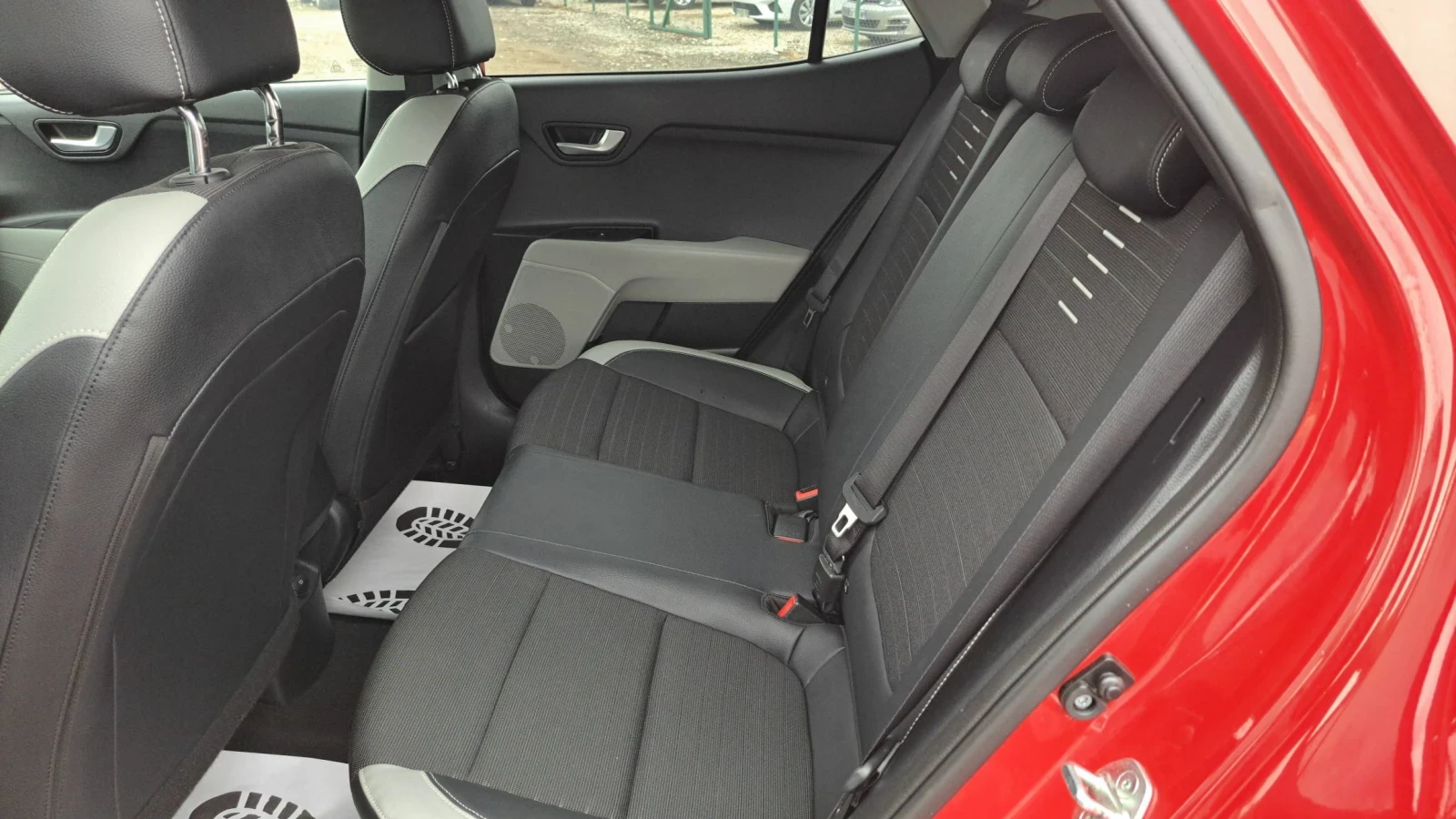 Kia Stonic 1.6 CRDI NAVI CAMERA, снимка 14 - Автомобили и джипове - 55824417