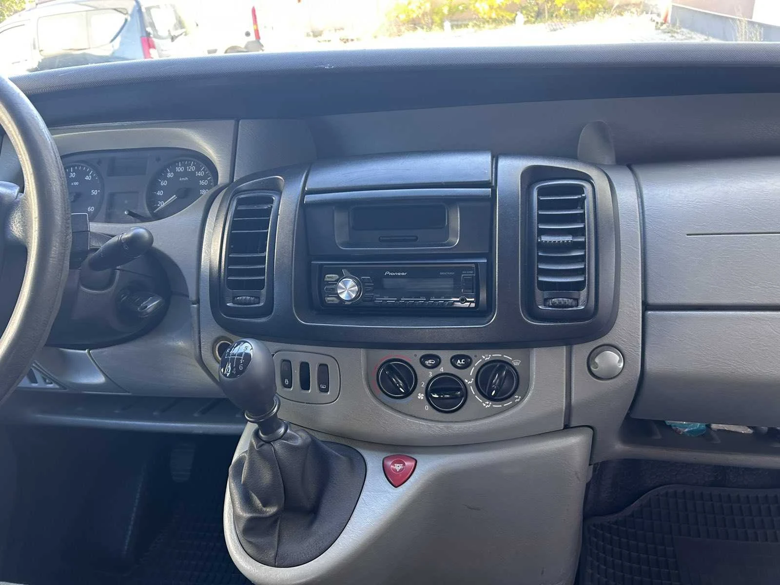Renault Trafic 2.5, снимка 11 - Бусове и автобуси - 56407261