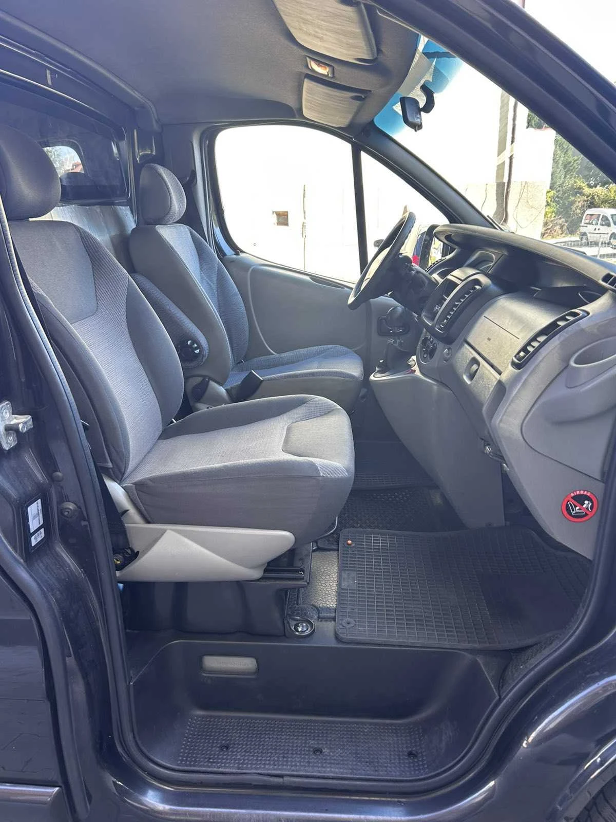 Renault Trafic 2.5, снимка 8 - Бусове и автобуси - 56407261