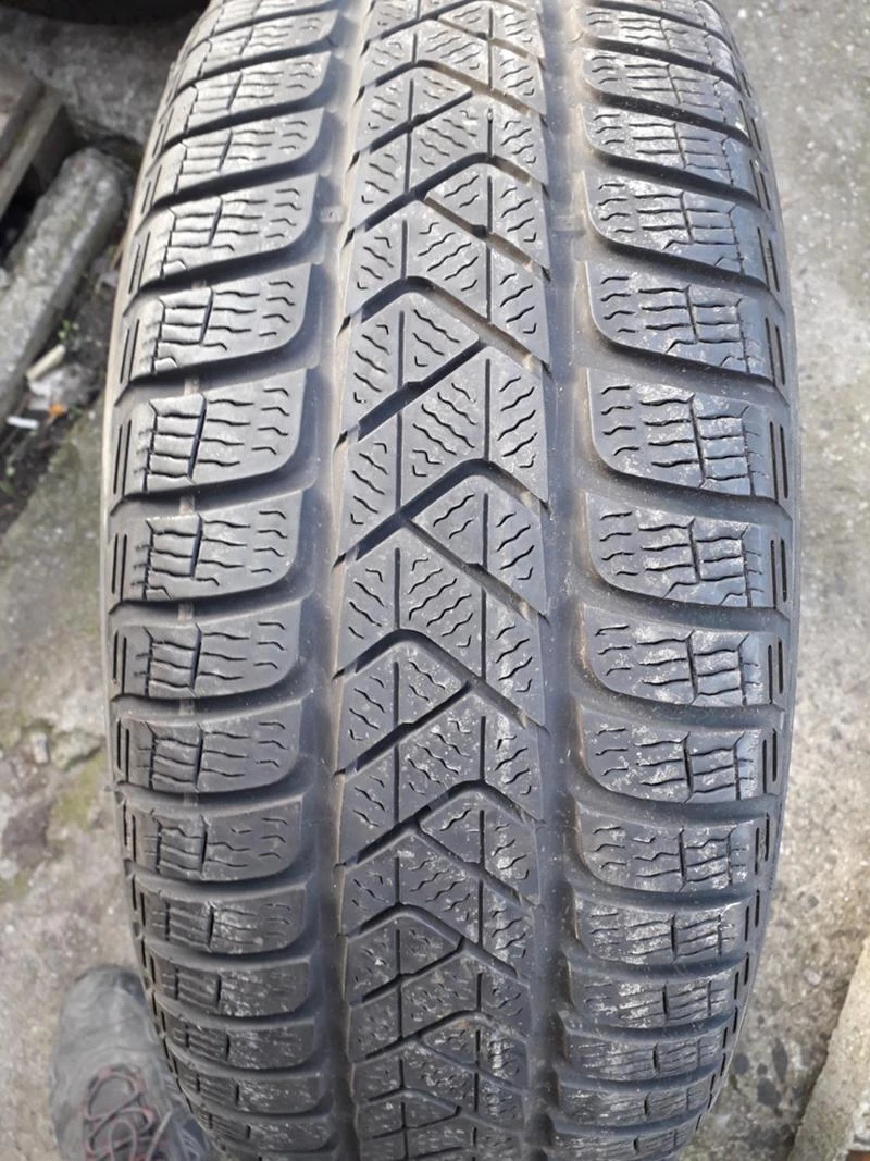 Гуми Зимни 215/55R17, снимка 1 - Гуми и джанти - 23913515