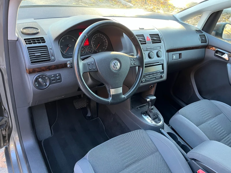 VW Touran 1.9 105 DSG, снимка 6 - Автомобили и джипове - 48003158