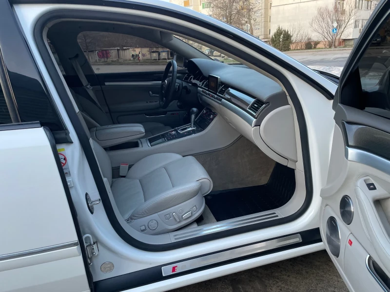 Audi S8 FULL* CERAMICA* B&O* CAMERA* DIST* МАСАЖ* ОБДУХ* S, снимка 13 - Автомобили и джипове - 53328338