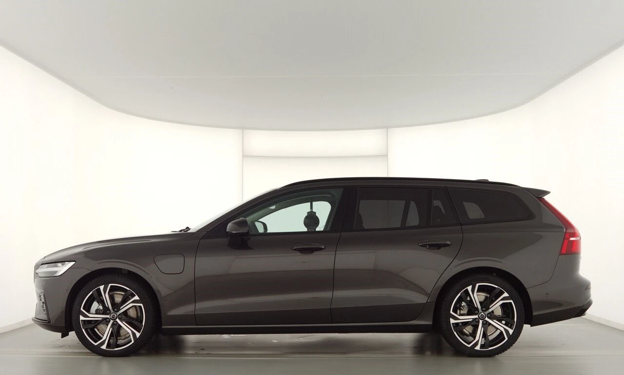 Volvo V60 T8 Recharge AWD = Ultimate Dark= Гаранция - изображение 4