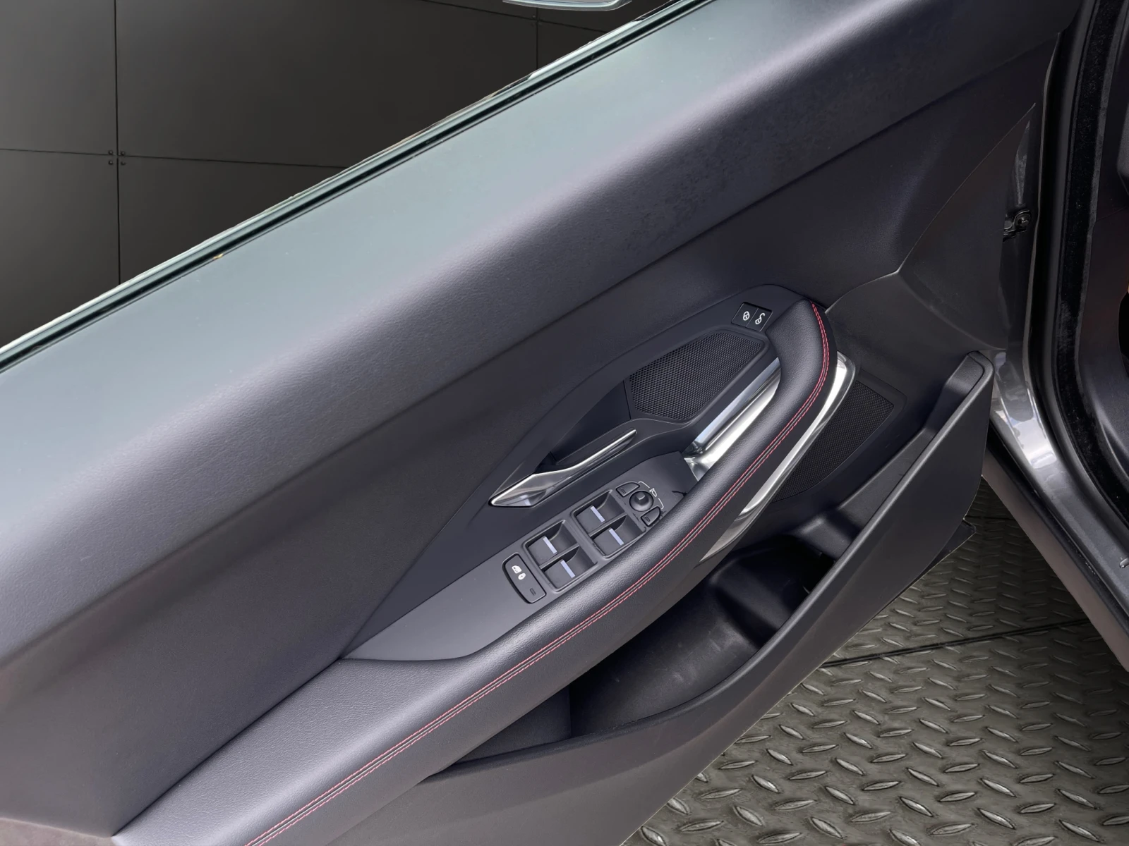 Jaguar E-pace 2.0D I4 R-DYNAMIC AWD PANORAMIC, снимка 5 - Автомобили и джипове - 54567122
