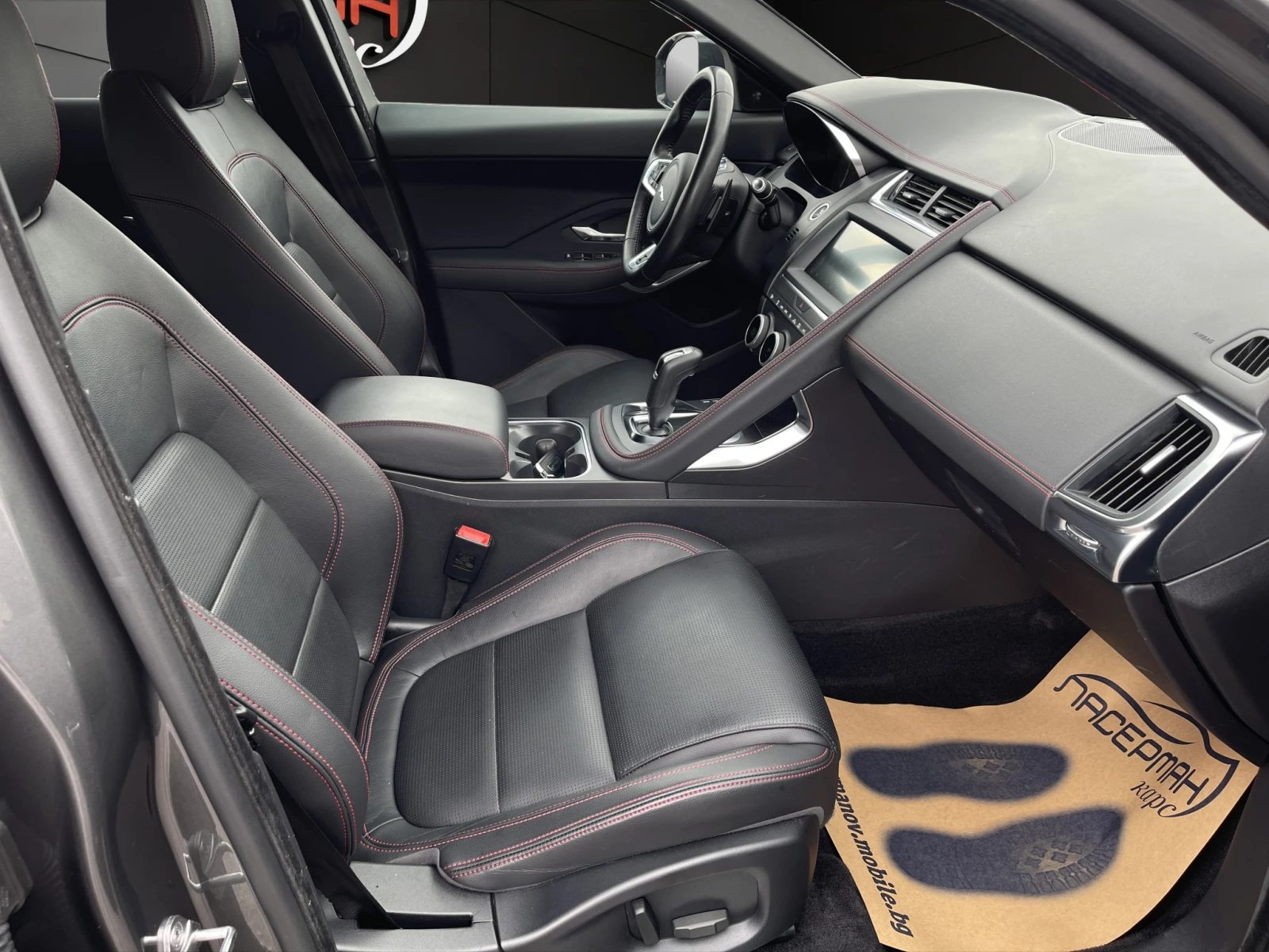 Jaguar E-pace 2.0D I4 R-DYNAMIC AWD PANORAMIC, снимка 13 - Автомобили и джипове - 54567122