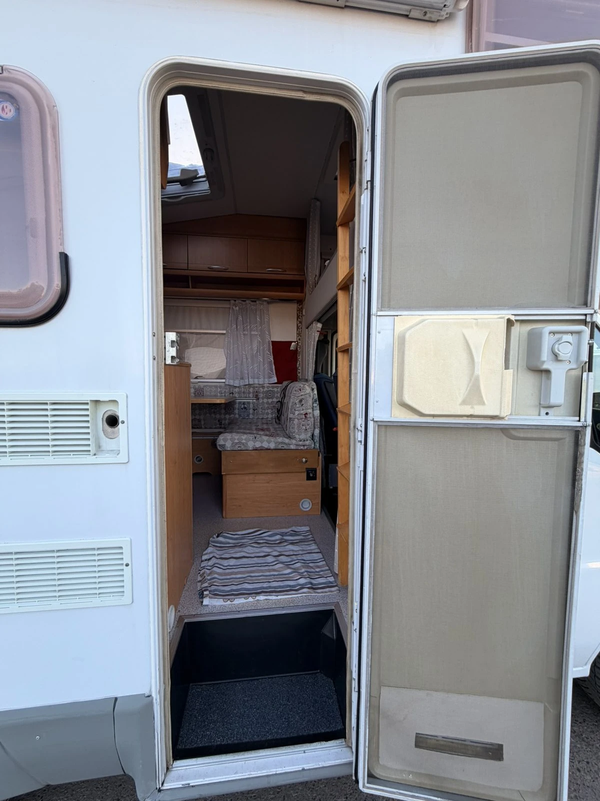 Кемпер Knaus 2.8, снимка 9 - Каравани и кемпери - 54334001