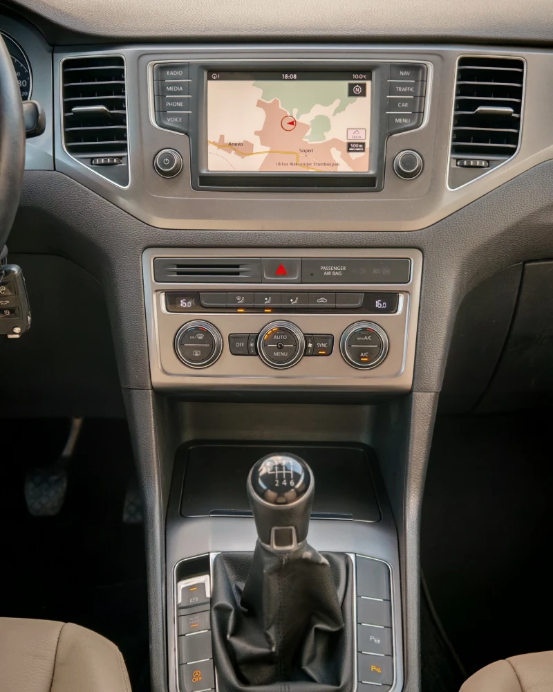 VW Golf Sportsvan НАВИ-КОЖА-ДИСТРОНИК, снимка 12 - Автомобили и джипове - 49691946