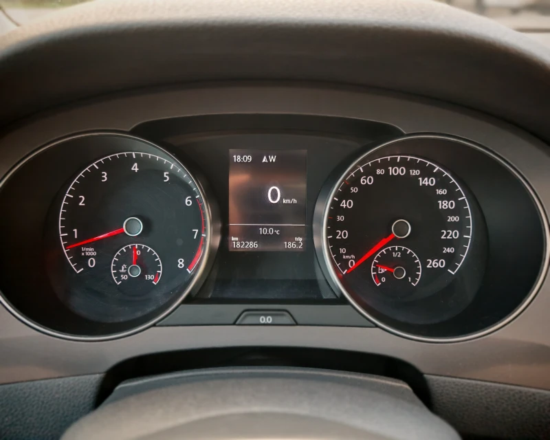 VW Golf Sportsvan НАВИ-КОЖА-ДИСТРОНИК, снимка 13 - Автомобили и джипове - 49691946