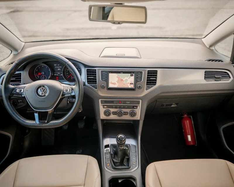 VW Golf Sportsvan НАВИ-КОЖА-ДИСТРОНИК, снимка 11 - Автомобили и джипове - 49691946