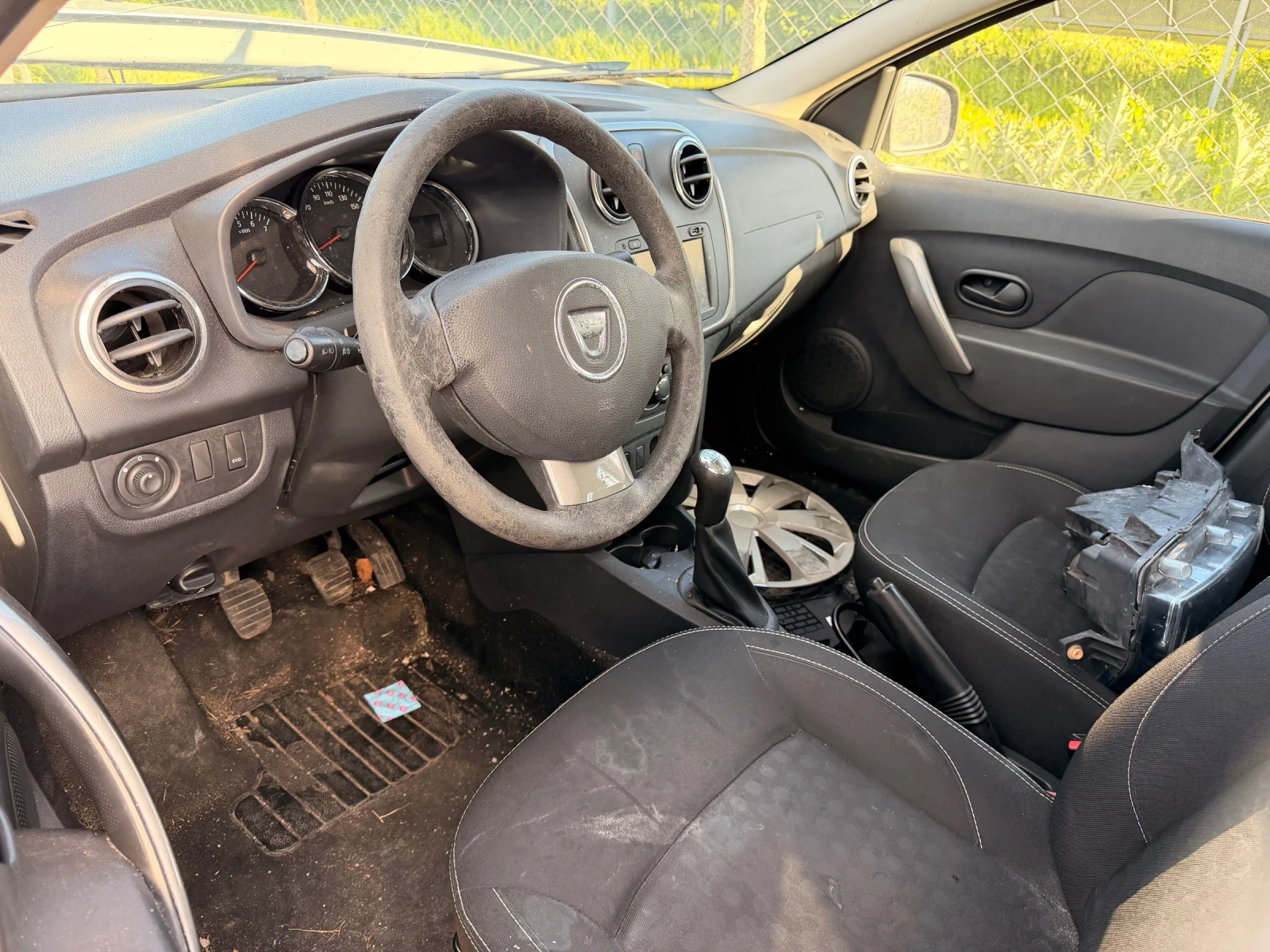 Dacia Logan 1.5DCI, снимка 15 - Автомобили и джипове - 25167375