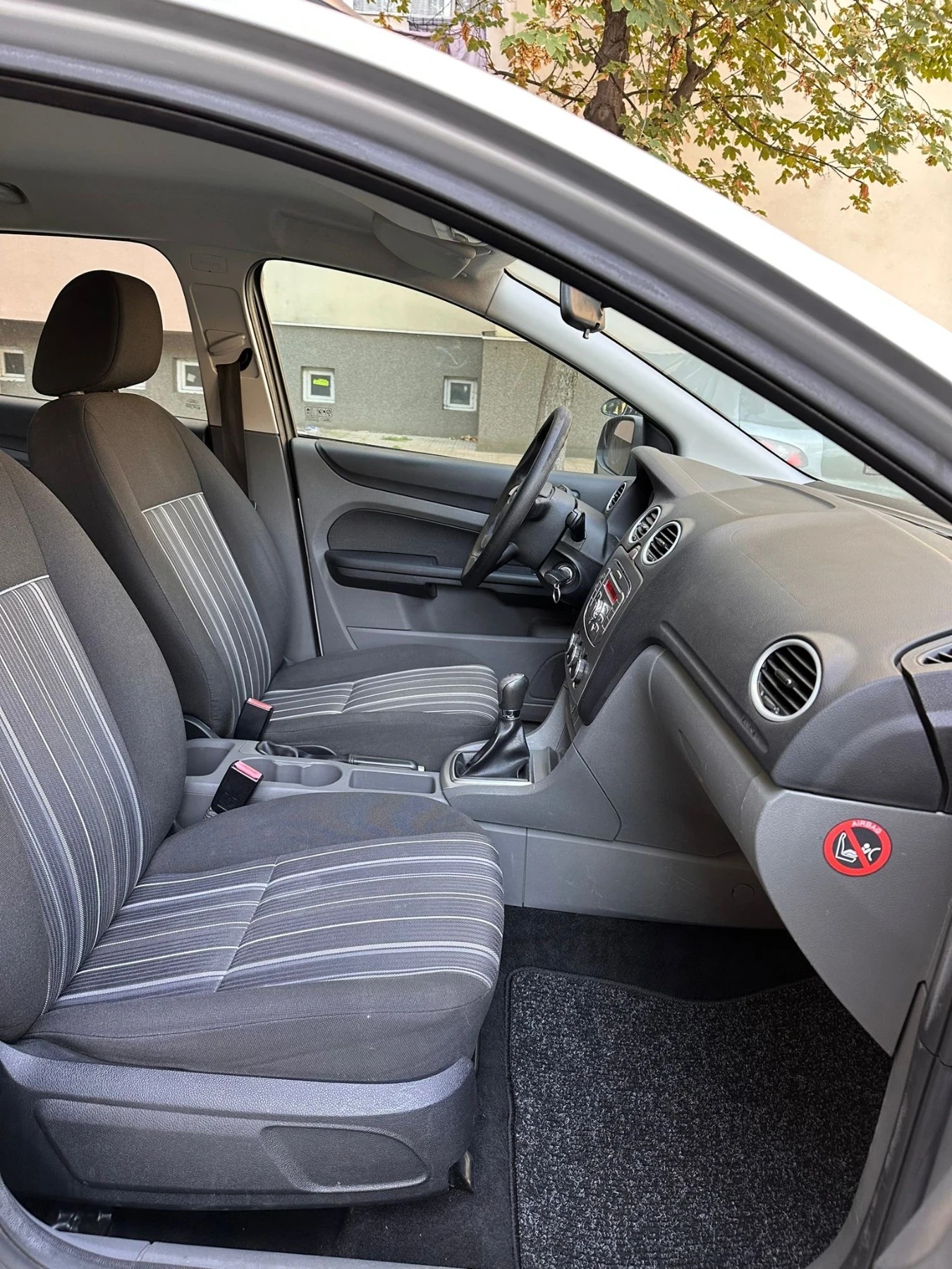 Ford Focus 1.6i Парктроник/Комби/Клима/Топ състояние! - изображение 10