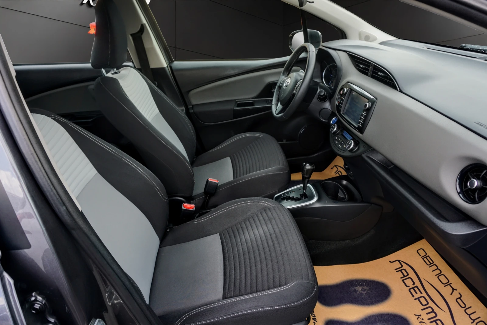 Toyota Yaris 1.5HYBRID ACTIVE , снимка 13 - Автомобили и джипове - 54999880
