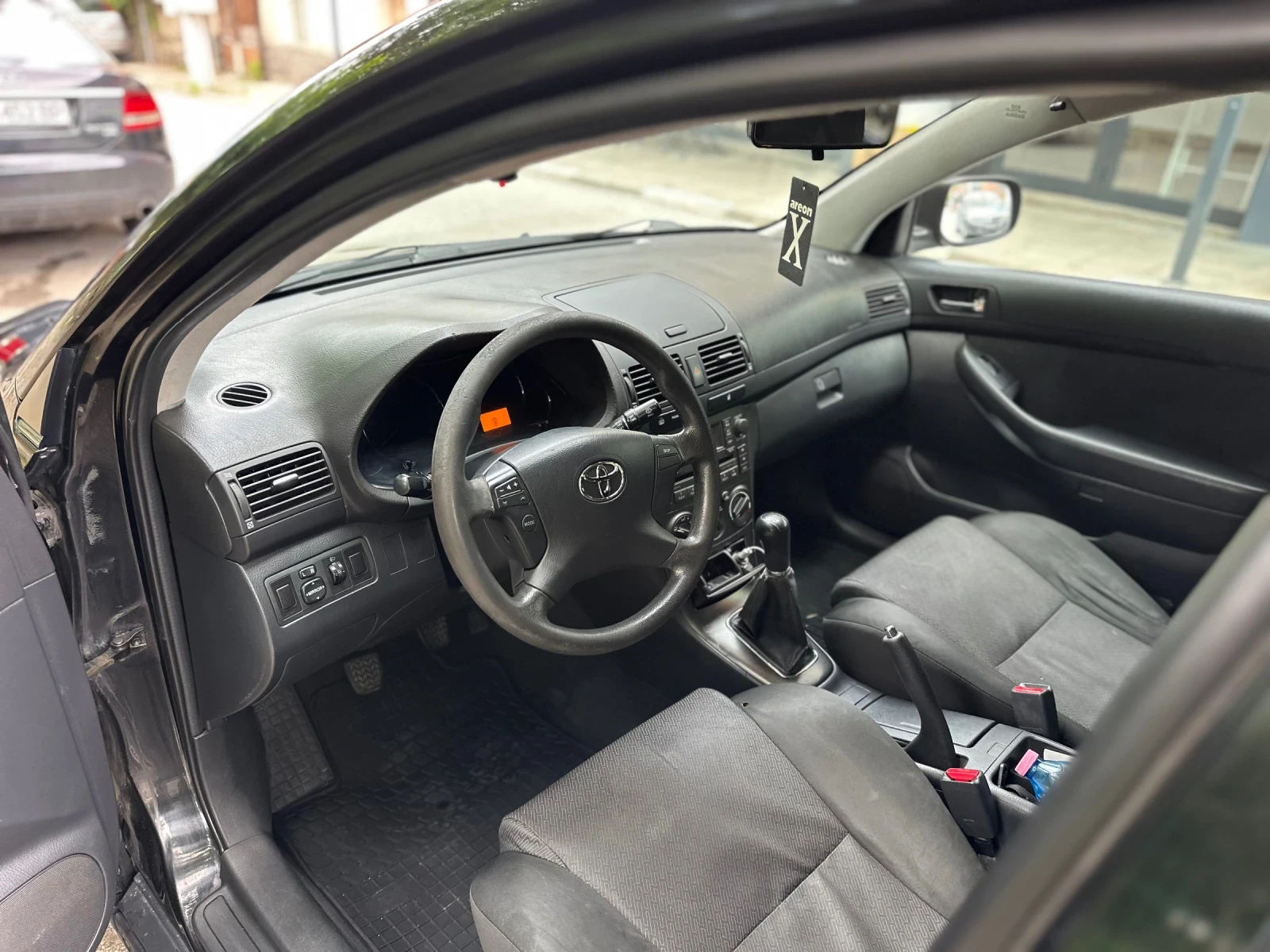Toyota Avensis 1.6i , снимка 13 - Автомобили и джипове - 55217454