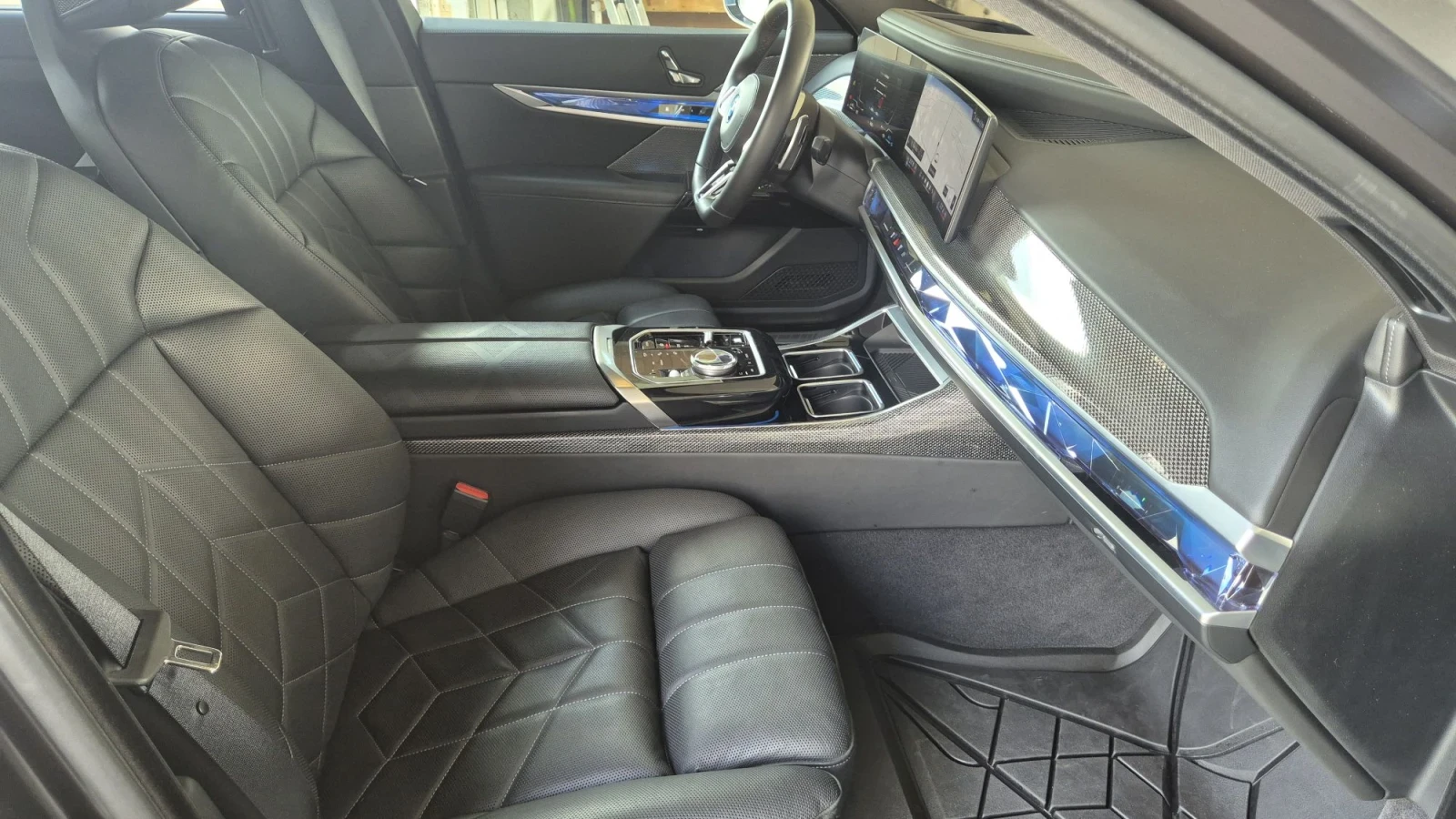 BMW 750 е Xdrive Гаранция и каско до 10/2027, снимка 16 - Автомобили и джипове - 56126717