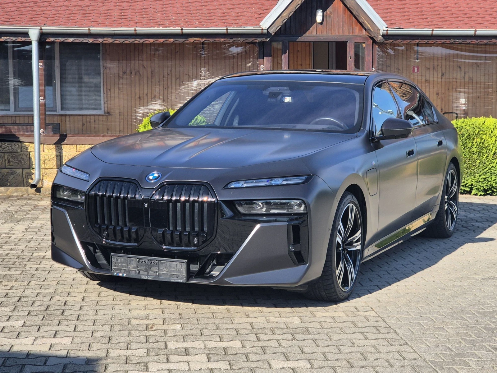 BMW 750 е Xdrive Гаранция и каско до 10/2027, снимка 2 - Автомобили и джипове - 56126717