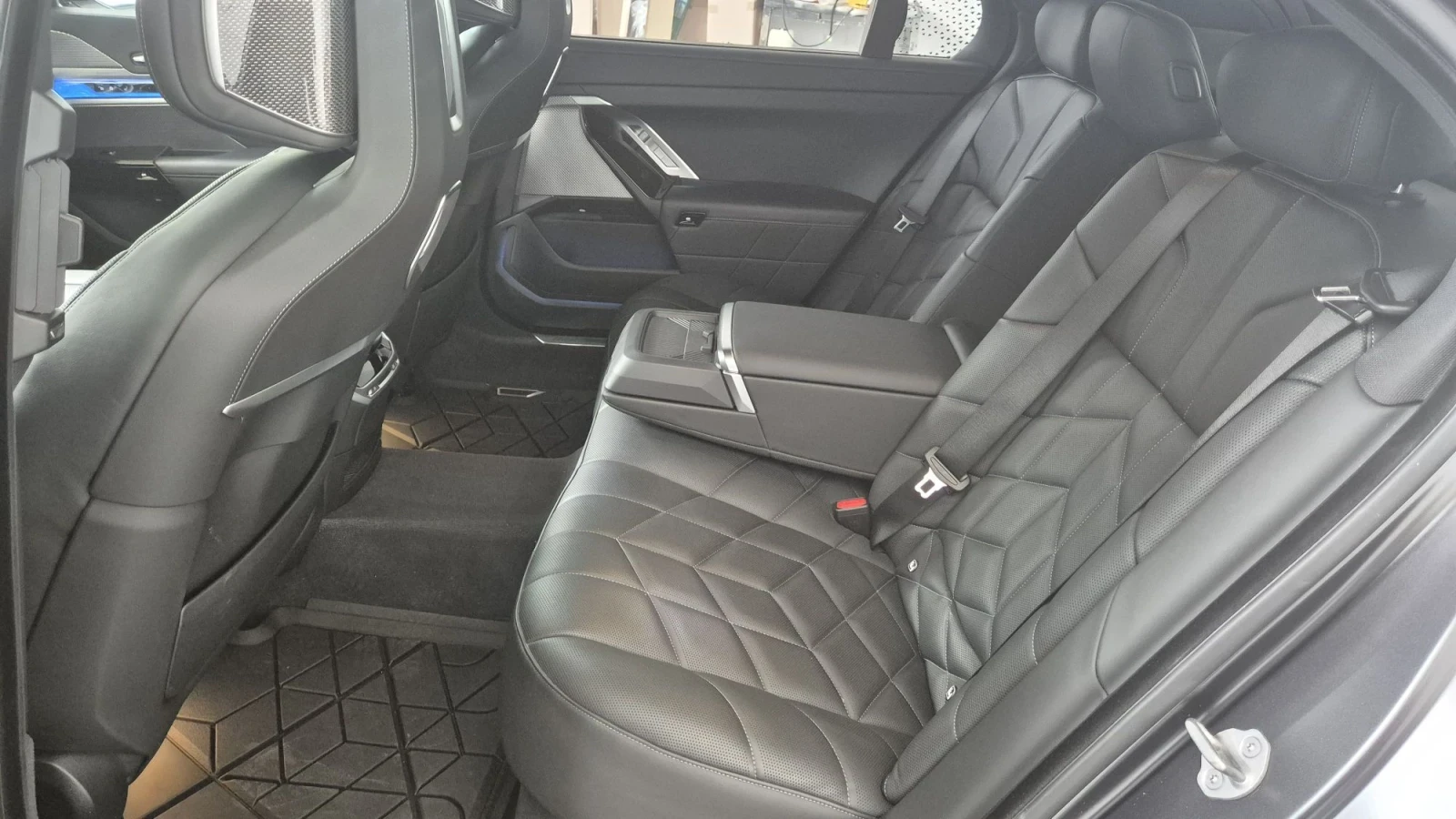 BMW 750 е Xdrive Гаранция и каско до 10/2027, снимка 17 - Автомобили и джипове - 56126717