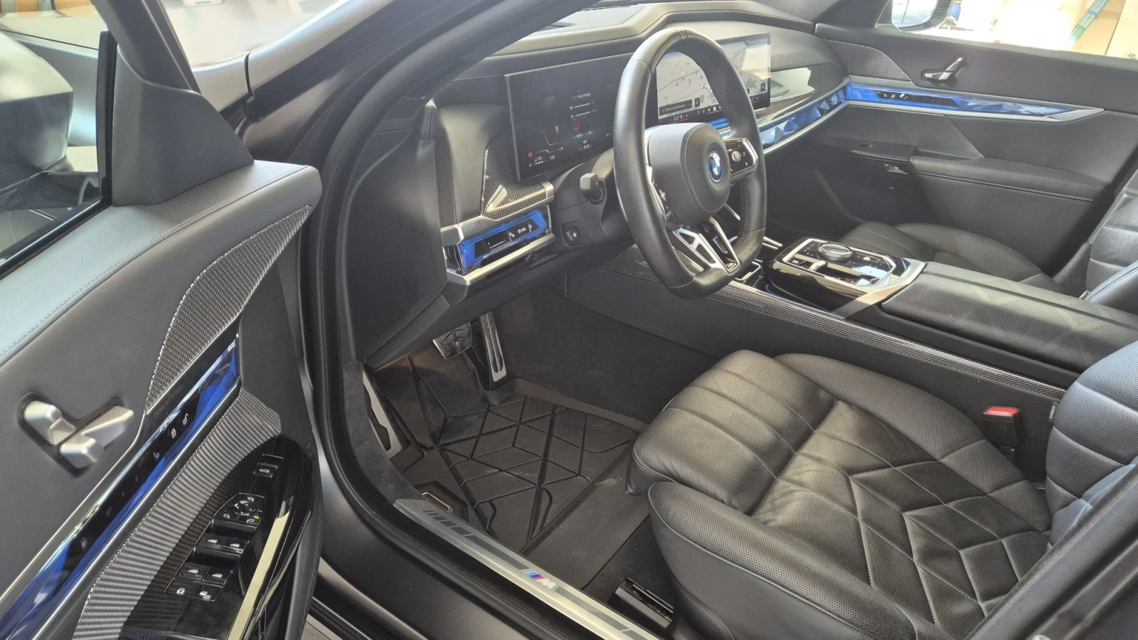BMW 750 е Xdrive Гаранция и каско до 10/2027, снимка 12 - Автомобили и джипове - 56126717