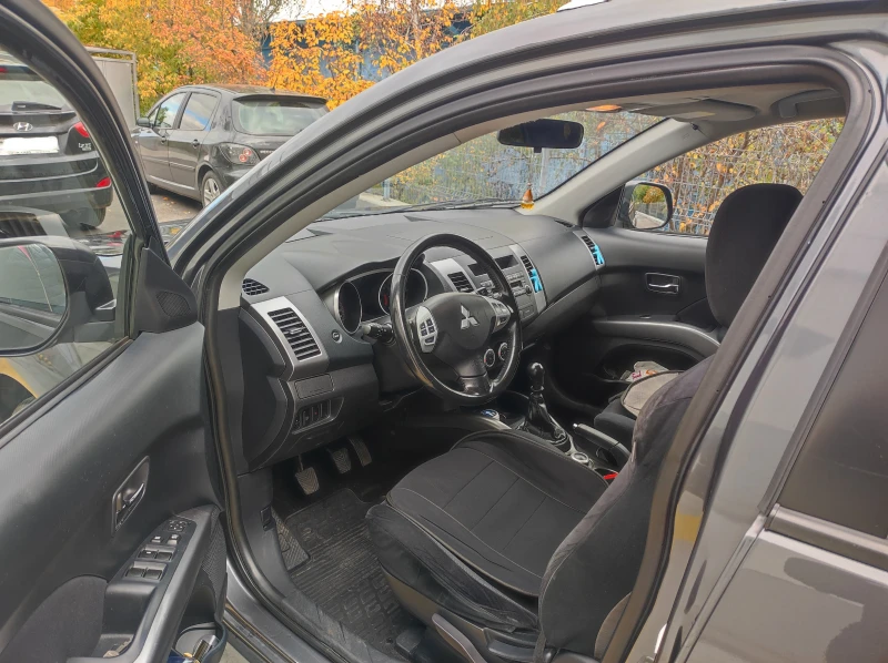 Mitsubishi Outlander, снимка 7 - Автомобили и джипове - 52456071