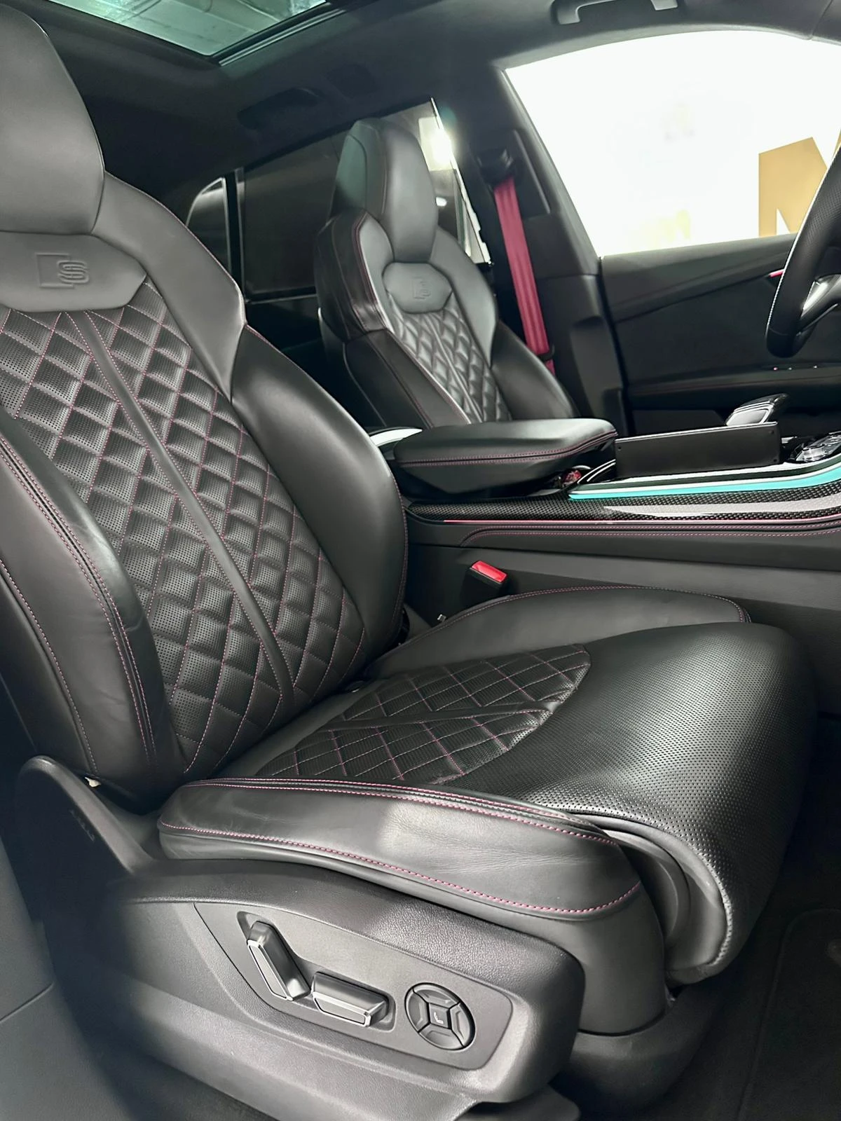 Audi SQ8 TFSi Quattro* 3D B&O* HuD* Carbon* Full* Гаранция, снимка 10 - Автомобили и джипове - 54028567