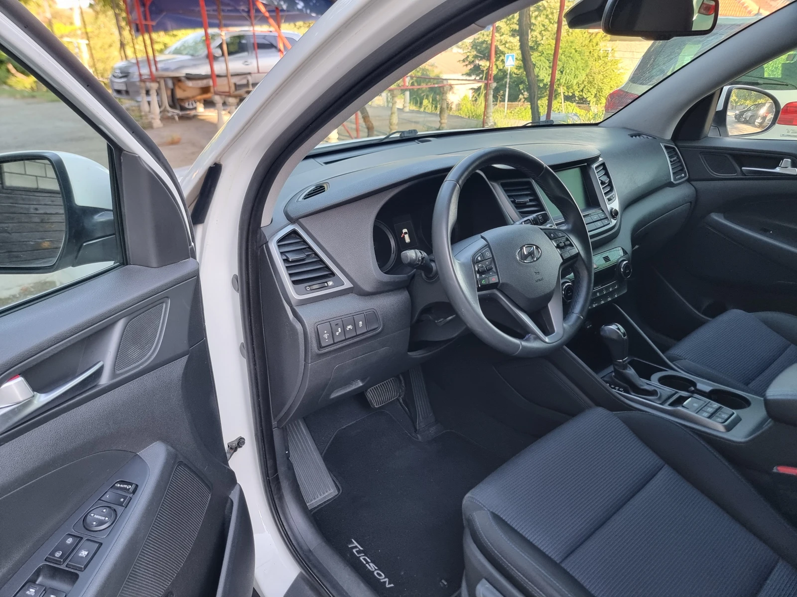Hyundai Tucson 1.7CRDI* AVTOMAT * KAMERA* NAVI* , снимка 8 - Автомобили и джипове - 55709572