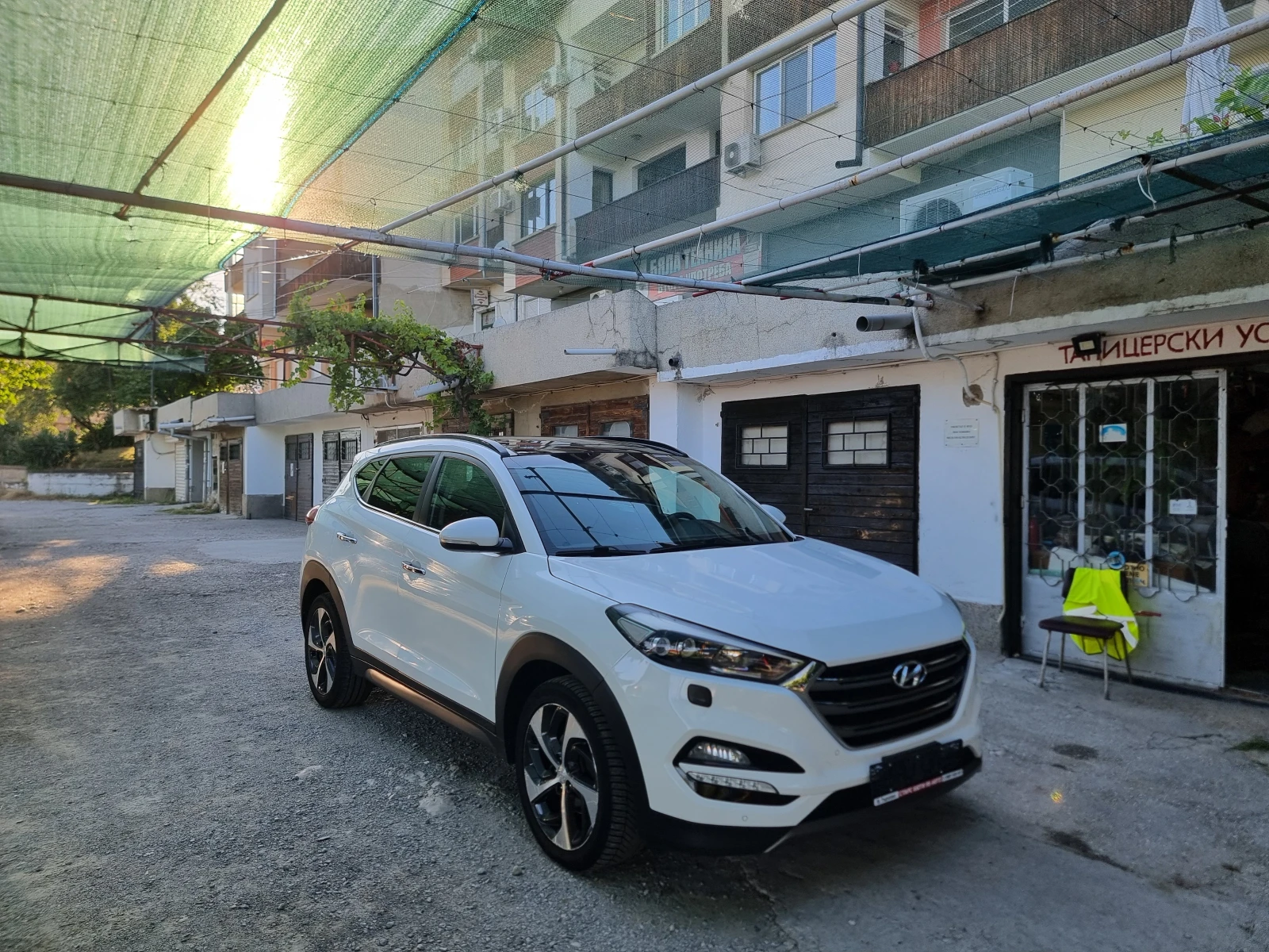 Hyundai Tucson 1.7CRDI* AVTOMAT * KAMERA* NAVI* , снимка 4 - Автомобили и джипове - 55709572