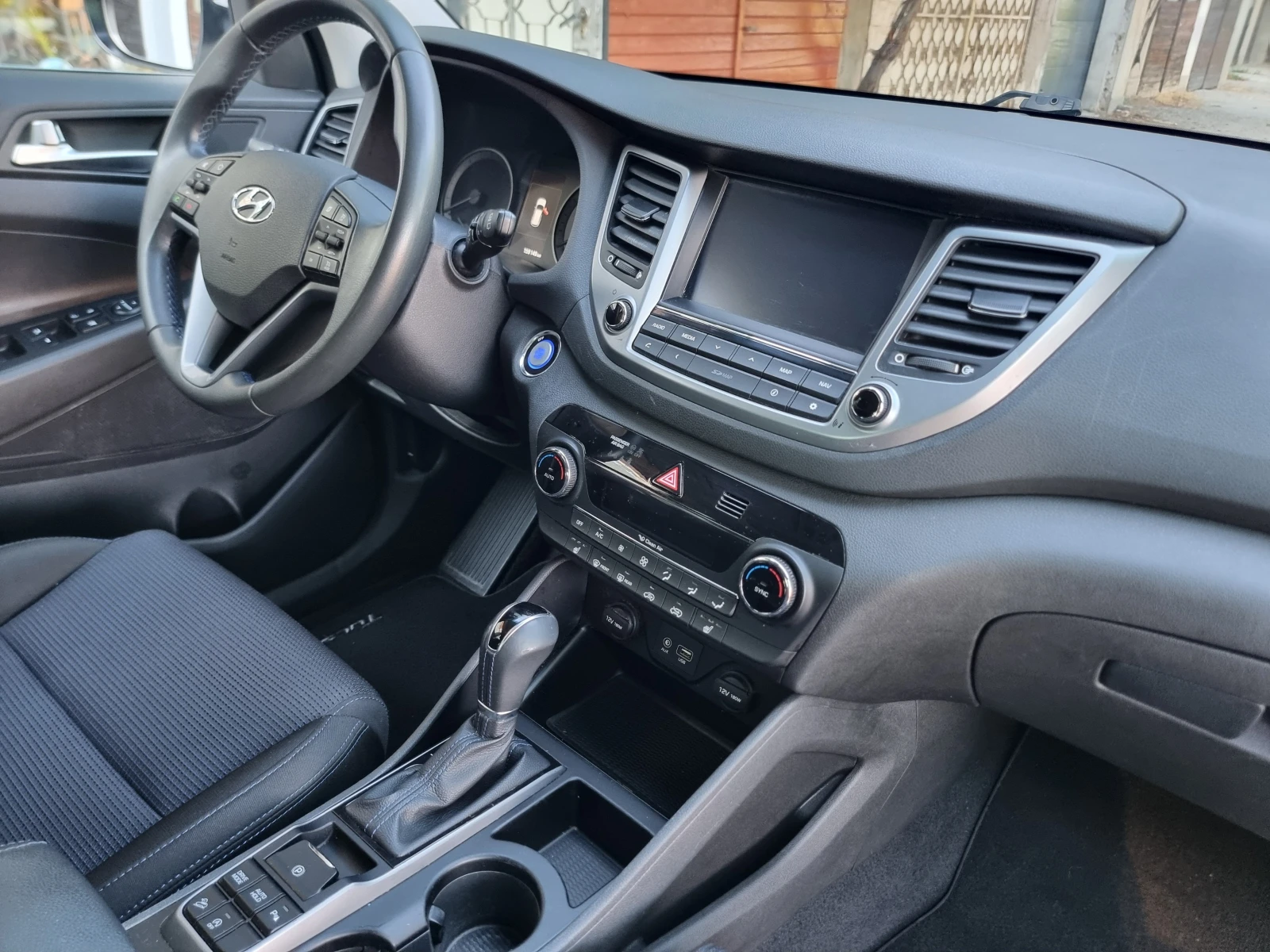 Hyundai Tucson 1.7CRDI* AVTOMAT * KAMERA* NAVI* , снимка 12 - Автомобили и джипове - 55709572