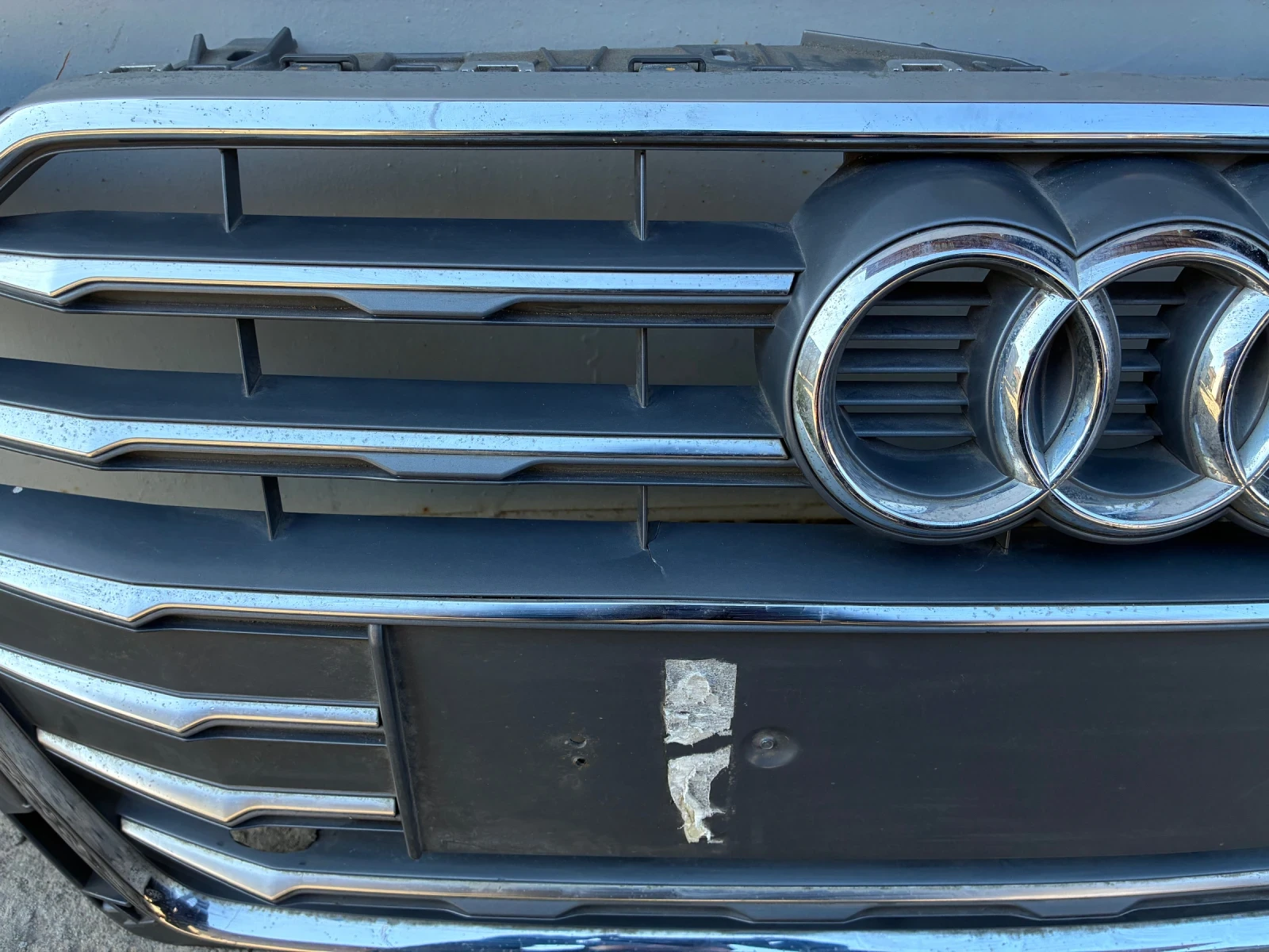 Решетка предна броня Audi A5. S-line. Ауди А5. 16-19г. 8W6853651R. С лека забележка, снимка 2 - Части - 53806093