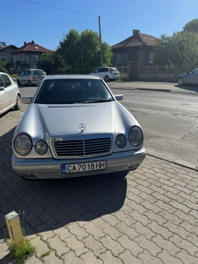 Mercedes-Benz 200 Лимузина Е200, снимка 2