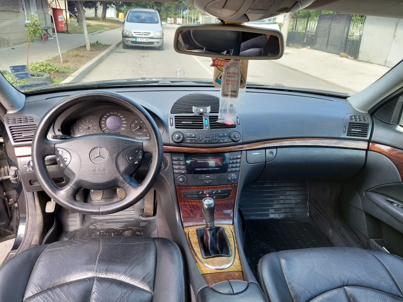 Mercedes-Benz E 200, снимка 11 - Автомобили и джипове - 47392626