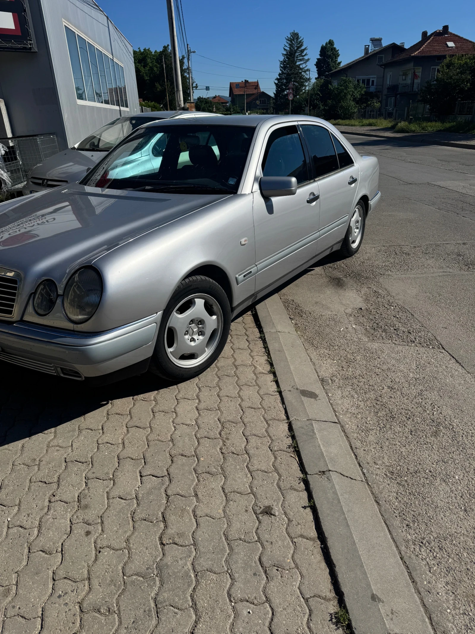 Mercedes-Benz 200 Лимузина Е200, снимка 3 - Автомобили и джипове - 54717518