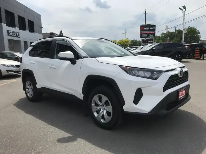 Toyota Rav4 LE AWD Pkg. | No Accidents | Carfax | АВТО КРЕДИТ, снимка 2 - Автомобили и джипове - 54812120