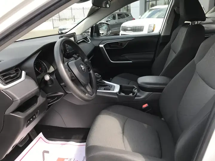 Toyota Rav4 LE AWD Pkg. | No Accidents | Carfax | АВТО КРЕДИТ, снимка 10 - Автомобили и джипове - 54812120