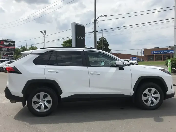 Toyota Rav4 LE AWD Pkg. | No Accidents | Carfax | АВТО КРЕДИТ, снимка 4 - Автомобили и джипове - 54812120