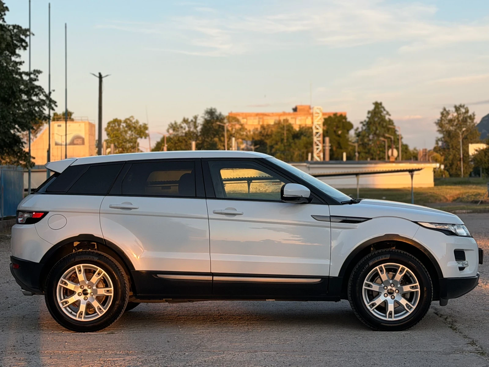 Land Rover Range Rover Evoque 2.2D/КОЖА/ИТАЛИЯ, снимка 6 - Автомобили и джипове - 54835732
