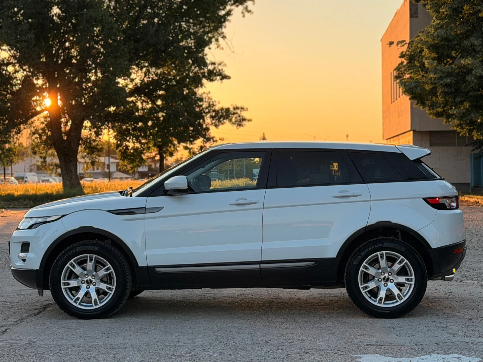 Land Rover Range Rover Evoque 2.2D/КОЖА/ИТАЛИЯ, снимка 2 - Автомобили и джипове - 54835732